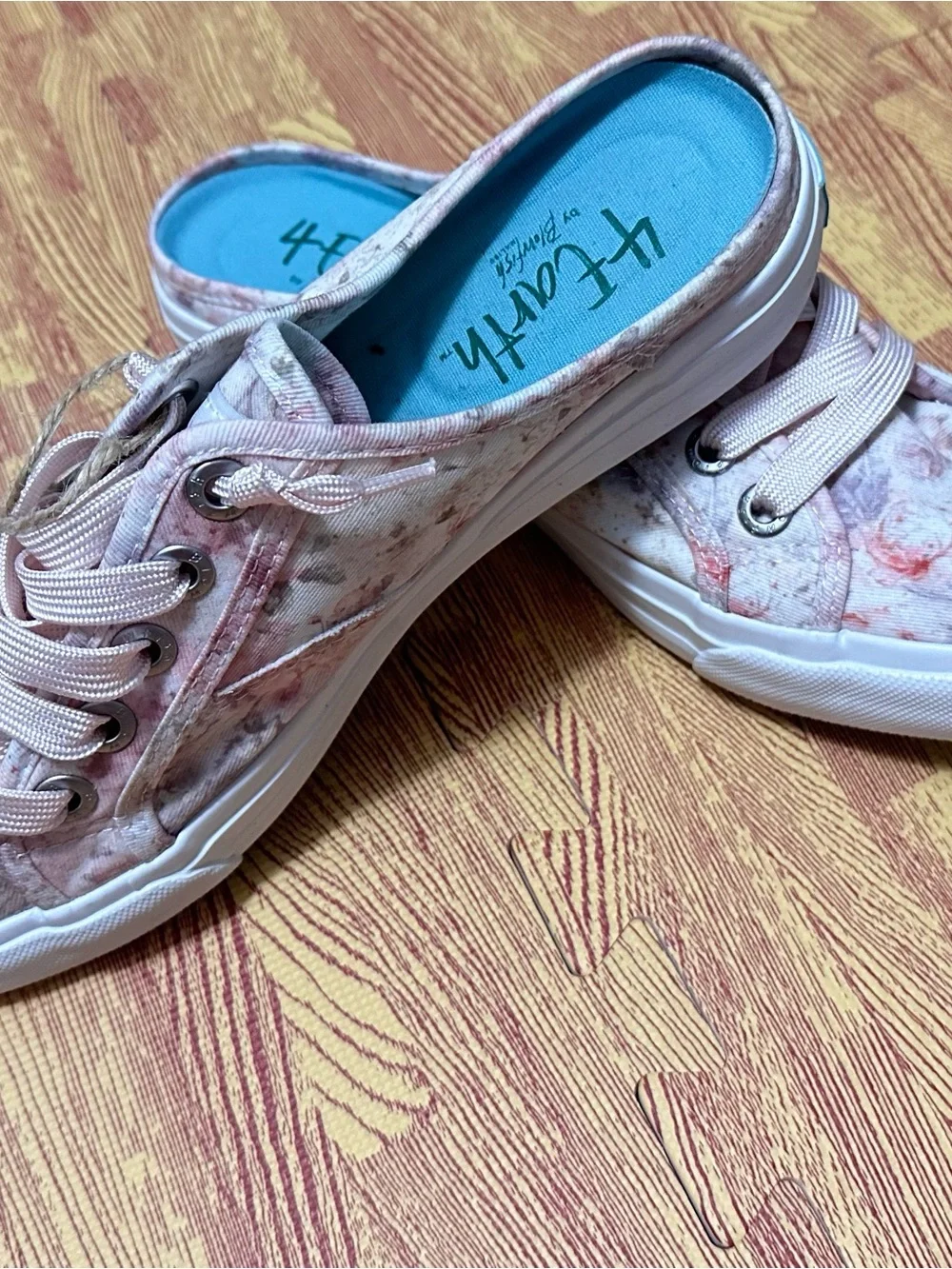 Women's Floral Canvas Slip-On Sneakers - Pink